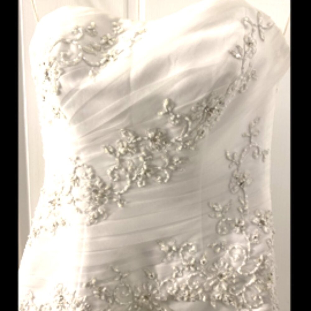 Mori Lee White strapless wedding gown. size 6/8